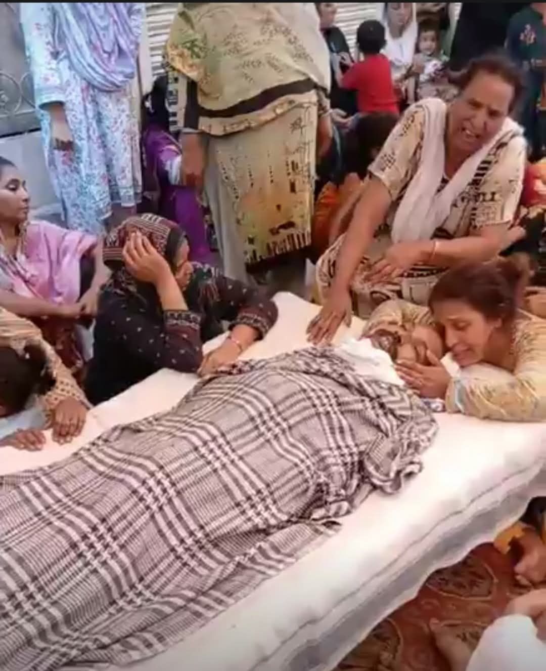 फारूकाबाद🇵🇰 में ईसाई तीर्थयात्री की गोली मारकर हत्या💔: चार बच्चों के पिता की मौत, एक अन्य घायल — काफिले पर हमलों से पुलिस और चर्च की चुप्पी पर आक्रोश